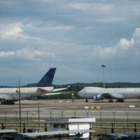 Aicina pieteikties trīs Malaizijas lidostā pamestu lidmašīnu īpašniekus