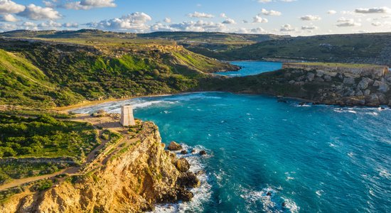 Kurā Vidusjūras salā var izbaudīt kristāldzidru ūdenu un 300 saulainas dienas gadā?