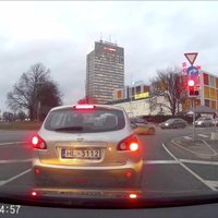 ВИДЕО: Гены BMW в действии – водитель спешит сорвать "куш"