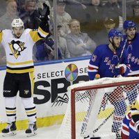 Izcilais Bļugers ar diviem vārtiem kļūst par spēles pirmo zvaigzni 'Penguins' uzvarā