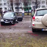Video: Divu automašīnu avārija pie Botāniskā dārza