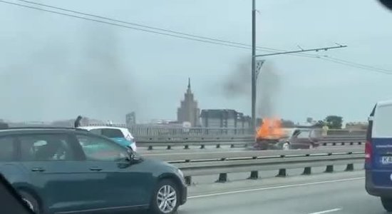 Video: Uz Salu tilta liesmo auto