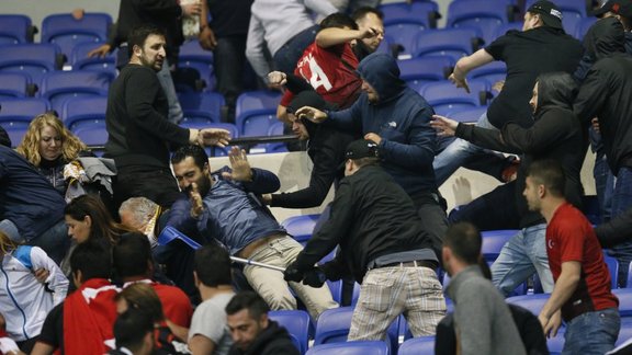 Besiktas and Lyon fans clash 