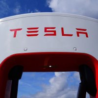 'Tesla' pērn guvusi uzņēmuma vēsturē pirmo gada peļņu