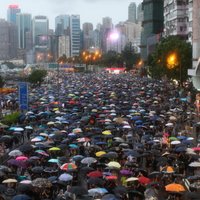 Honkongas ielās izgājuši simtiem tūkstoši demokrātijas atbalstītāju
