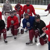 Video: Latvijas U-18 hokejisti ar patīkamu satraukumu sagaida PČ elites divīzijā sākumu