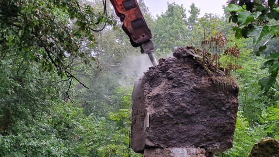 Liepājā demontē Sarkanās armijas ģenerālmajora piemiņas plāksni - 4