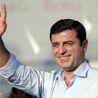 Turcijas tiesa apstiprina cietumsodu kurdu politiķim