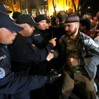 Pretnarkotiku reidi izraisa spontānus protestus Gruzijā; policija nojauc demonstrantu telšu pilsētiņu