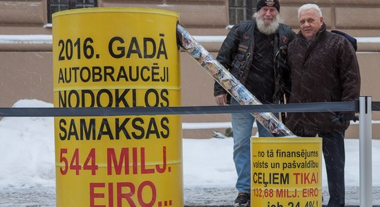 Foto: Ar vides objektu pie Saeimas atbalsta Autoceļu fonda atjaunošanu