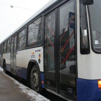 Autobuss Rīgā notriec gājēju; viņš slimnīcā mirst