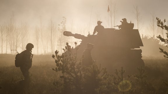 Latvijas armija rīta migliņā izmēģina jaunās haubices - 15