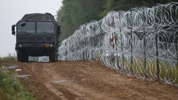 Polija uz robežas ar Baltkrieviju būvē dzeloņstiepļu žogu - 10