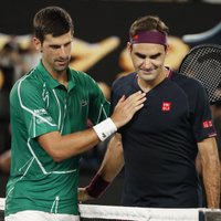 Džokovičs pieveic Federeru tenisa leģendu 50. mačā