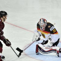 Vācija cīņā pret Latviju vārtu drošību uzticēs NHL vīram Grubaueram