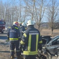 Pēc smagas avārijas Ogres novadā iet bojā 'Audi' autovadītājs