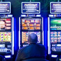 Должникам по алиментам хотят запретить играть в азартные игры