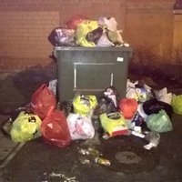 ФОТО: Из-за смены предприятия по вывозу мусора юрмалчане "тонут" в отходах