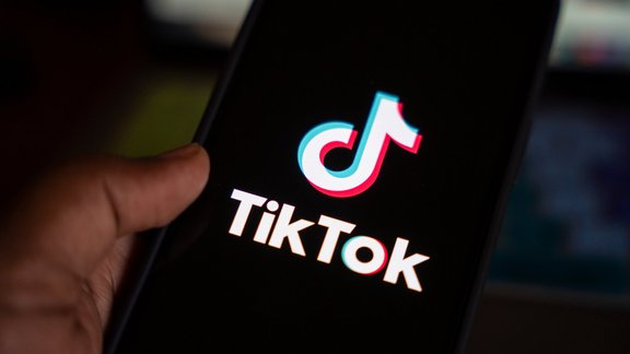 No dzīvībai bīstamiem trendiem līdz ubagošanai – vai kāds kontrolē "TikTok" tiešraidēs notiekošo?