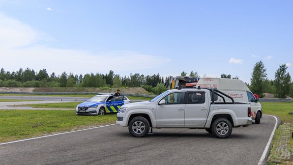 Motosportista Jura Apiņa avārija Pērnavas trasē