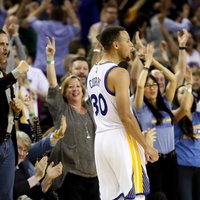 'Warriors' kļūst par pirmo NBA komandu, kas trīs sezonas pēc kārtas izcīna 65 uzvaras