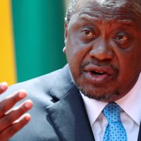 Covid-19 omikrons: Dienvidāfrikas prezidents aicina atcelt ceļošanas aizliegumus