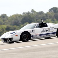 Pārbūvēts 'Ford GT' jūdzes distancē sasniedz rekorda 456 km/h