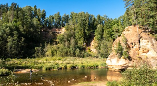 Alas, klintis un ieži: unikāli un leģendām apvīti dabas veidojumi Latvijā