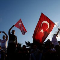 Turcija gandarīta par ASV lēmumu apturēt bruņojuma piegādes Sīrijas kurdiem