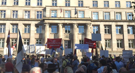 Foto: Pie Ministru kabineta pūlis protestē pret bēgļu uzņemšanu Latvijā