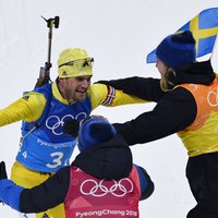Zviedrijas biatlonisti izcīna vēsturē pirmās olimpiskās zelta medaļas stafetē
