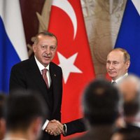 Erdogans pieprasa Putinam 'aizvākties no ceļa' Sīrijā