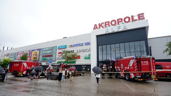 Evakuēts tirdzniecības centrs "Akropole Alfa"