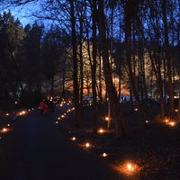 Foto: Skaņo kalnu izgaismo tūkstošiem svecīšu liesmiņu