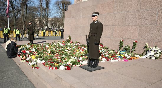 Mildas acīm: Ko Brīvības piemineklis pieredzējis 16. martā desmit gados