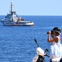 Aktīvisti noraida Spānijas piedāvājumu uzņemt kuģi 'Open Arms' ar 107 migrantiem