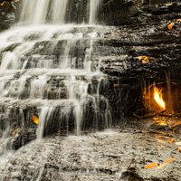 ФОТО. И огонь горит, и в воде не тонет: уникальное природное явление - водопад вечного огня