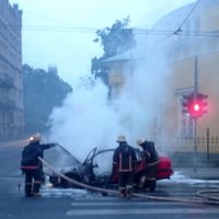 Rīgas centrā ar atklātu liesmu sadeg vieglā automašīna