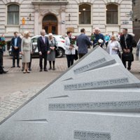 Foto: Atklāj atjaunoto barikāžu piemiņas zīmi