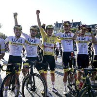 Pogačars triumfē 'Tour de France'; van Ārts liedz Kavendišam kļūt par vienīgo rekordistu