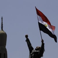 Aizdomās par prezidenta un reliģijas aizskaršanu Ēģiptē nopratināts satīriķis