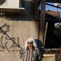 Nodedzinot palestīniešu māju, Rietumkrastā iet bojā bērns; aizdomas par ebreju kolonistu uzbrukumu