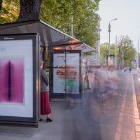 Foto: Rīgas sabiedriskā transporta pieturvietās skatāmas mākslas fotogrāfijas