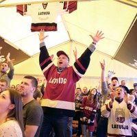 Foto: Latvijas izlases līdzjutēju sajūsma fanu teltī un uzvaras gājiens pa Vecrīgu
