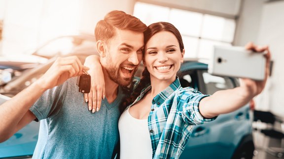 pāris selfijs pašiņš auto iegāde pirkums autosalons dīlercentrs