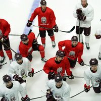 Latvijas hokeja izlasē pēc atkārtotiem testiem diviem spēlētājiem jāpaliek izolācijā