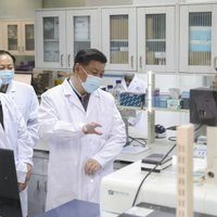 Ķīnas prezidents apmeklē vīrusa epicentru Uhaņu; upuru skaits pasaulē pārsniedz 4000