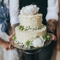 Sukulenti, kaltētie ziedi un ēdamais zelts. 2020. gada tendences kāzu kūku modē