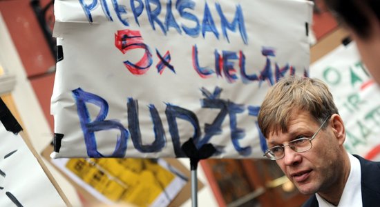 Foto: Piketā pie Saeimas prasa palielināt finansējumu kino nozarei