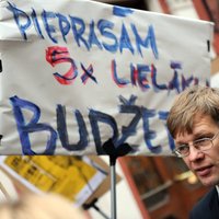 Foto: Piketā pie Saeimas prasa palielināt finansējumu kino nozarei